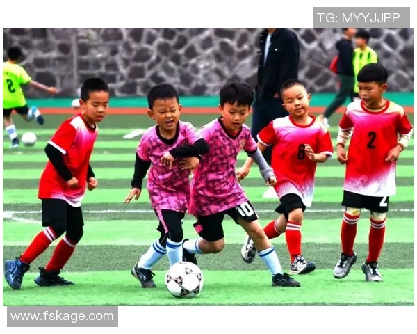 足球明星悠闲散步引发众人围观粉丝热情高涨场面火爆